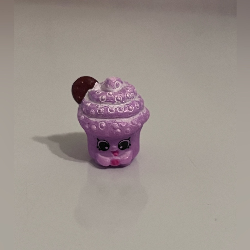 Shopkins Season 5 Creamy Cookie Cupcake - Rare Bakery Team - Purple Variant